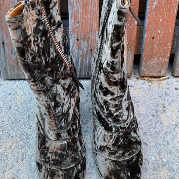 NEW Chloe Lexie Crushed Velvet Boot in Brown - Picture 1 of 5